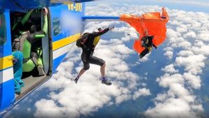 വിമാനത്തിന്റെ വാലിൽ കുടുങ്ങി സ്കൈ ഡൈവർ; 15,000 അടി ഉയരത്തിൽ നിന്ന് രക്ഷപ്പെട്ടത് അത്ഭുതകരമായി