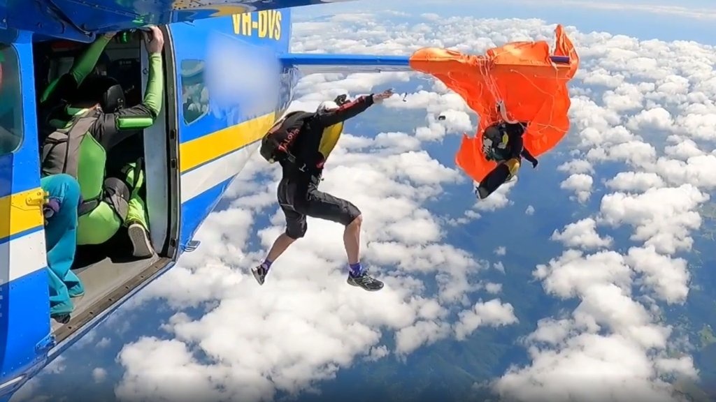 വിമാനത്തിന്റെ വാലിൽ കുടുങ്ങി സ്കൈ ഡൈവർ; 15,000 അടി ഉയരത്തിൽ നിന്ന് രക്ഷപ്പെട്ടത് അത്ഭുതകരമായി